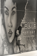 sur le mur